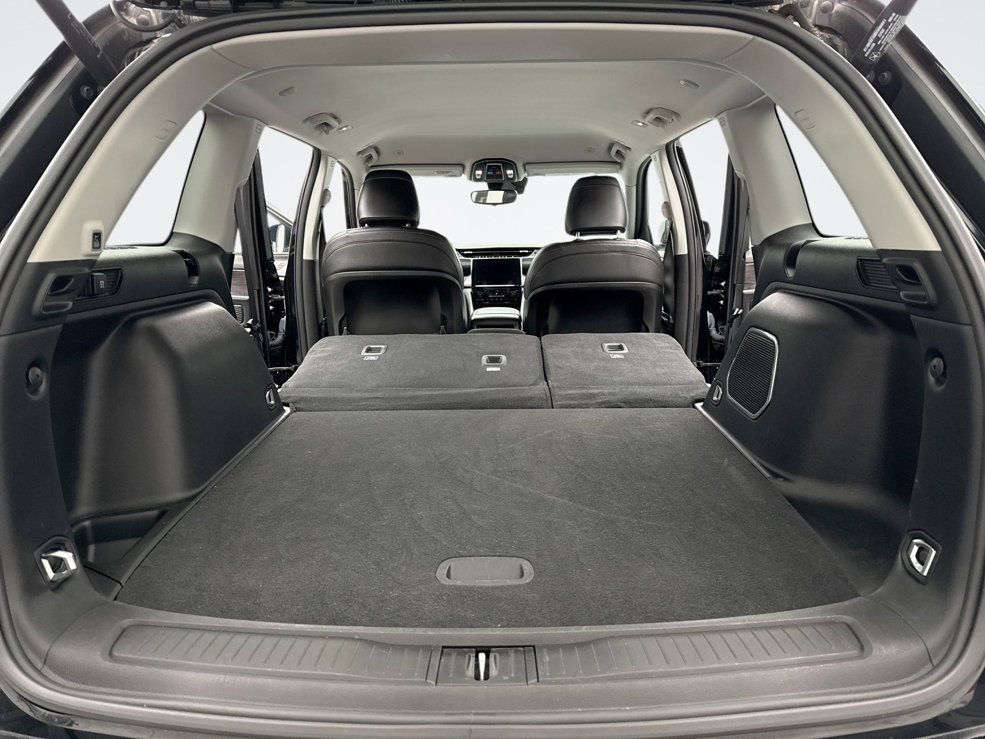 Used 2023 Jeep Grand Cherokee Limited w/ Black Appearance Package image 23