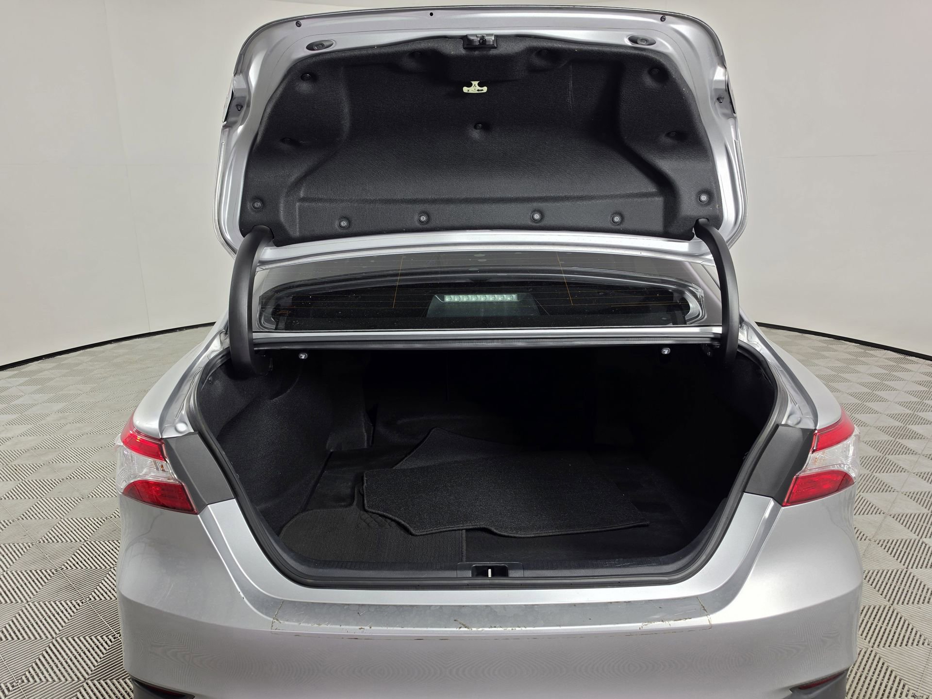 Used 2020 Toyota Camry LE FWD image 11