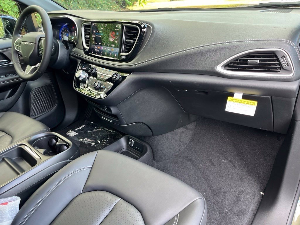 New 2027 Chrysler Pacifica Select FWD image 37