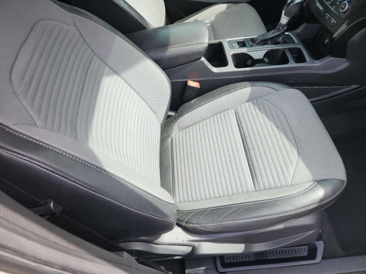 Used 2017 Ford Escape SE w/ SE Sport Appearance Package image 29