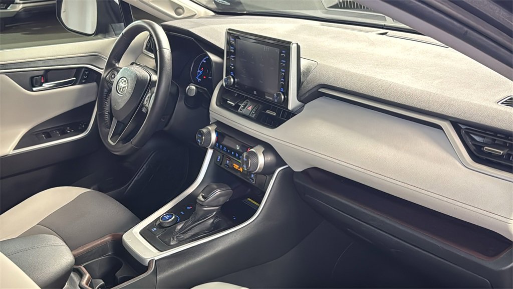 Used 2020 Toyota RAV4 Limited image 11