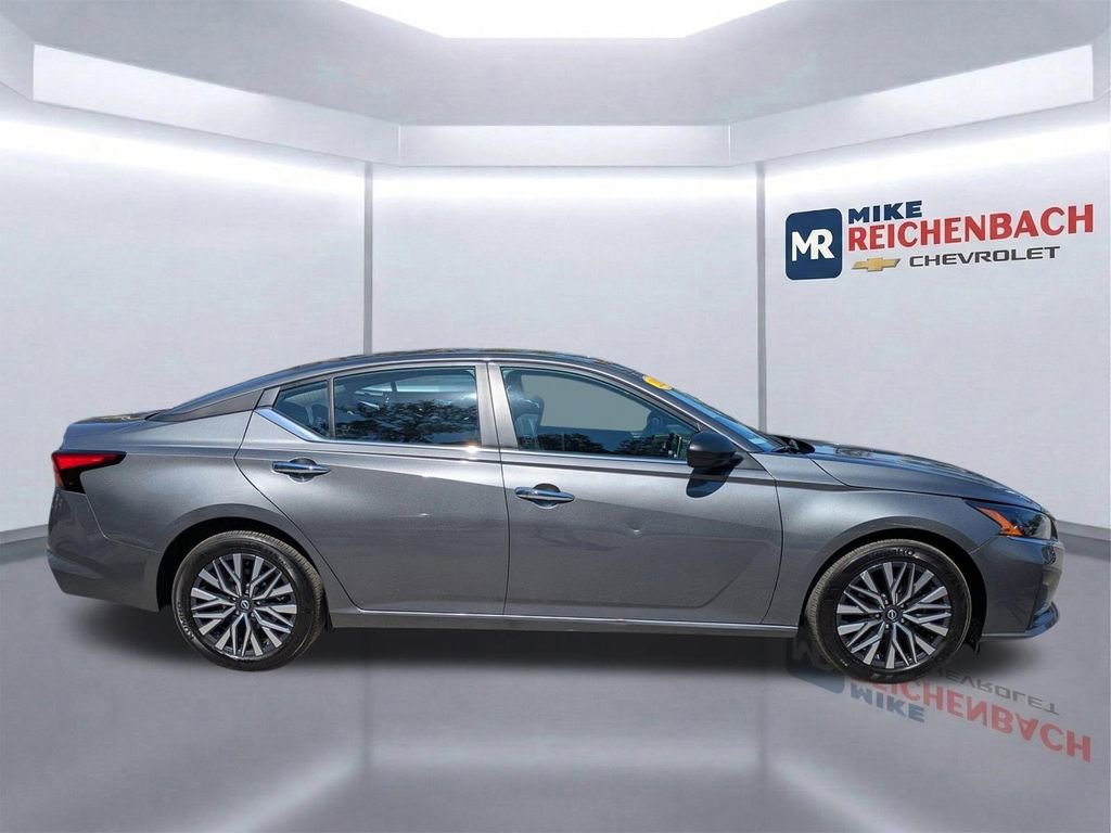 Used 2025 Nissan Altima 2.5 SV FWD image 3