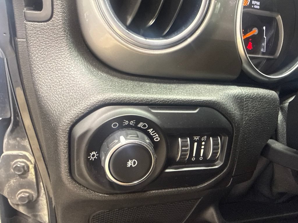 Used 2020 Jeep Wrangler Unlimited Sahara w/ Uconnect 4C Nav & Sound Group AWD/4WD image 33