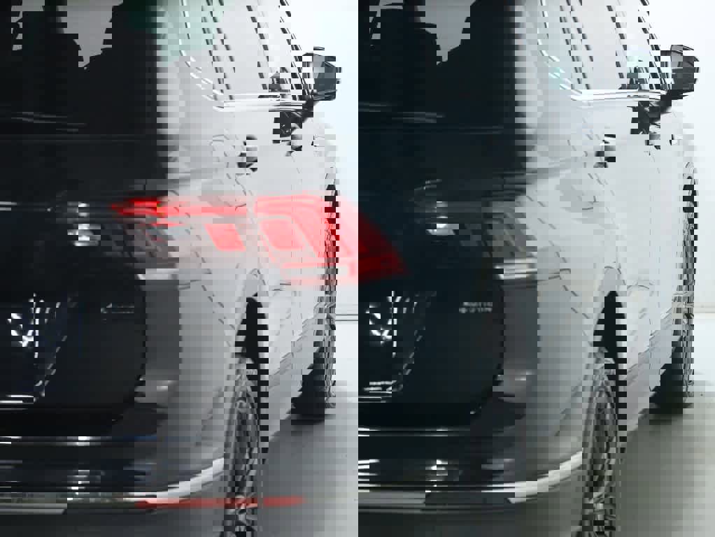 Certified 2022 Volkswagen Tiguan SE w/ Panoramic Sunroof Package image 48