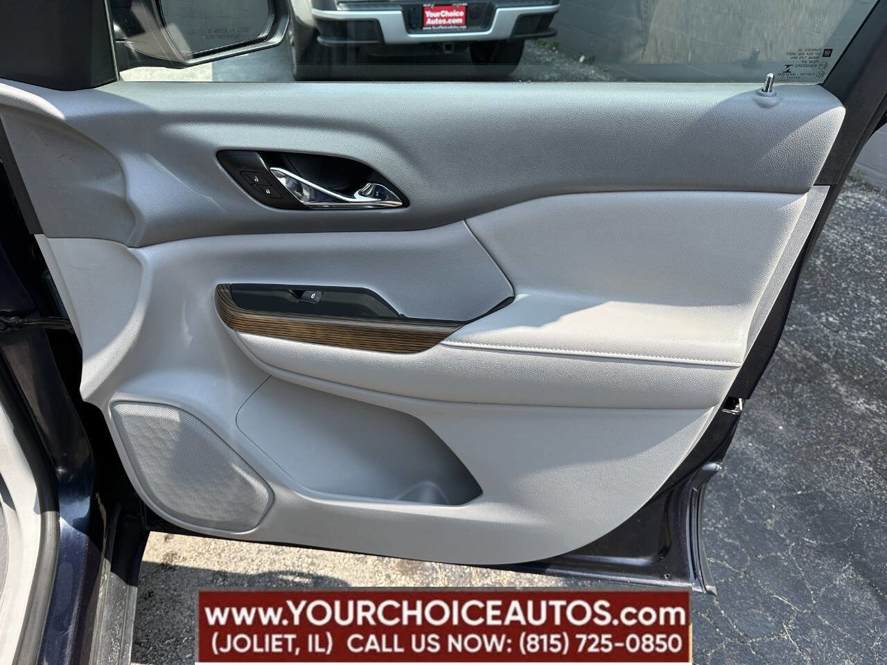 Used 2017 GMC Acadia SLE image 28