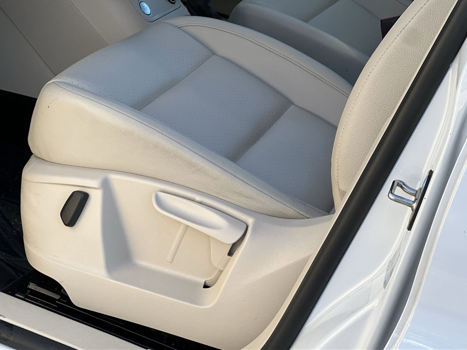 Used 2017 Volkswagen Tiguan S image 10