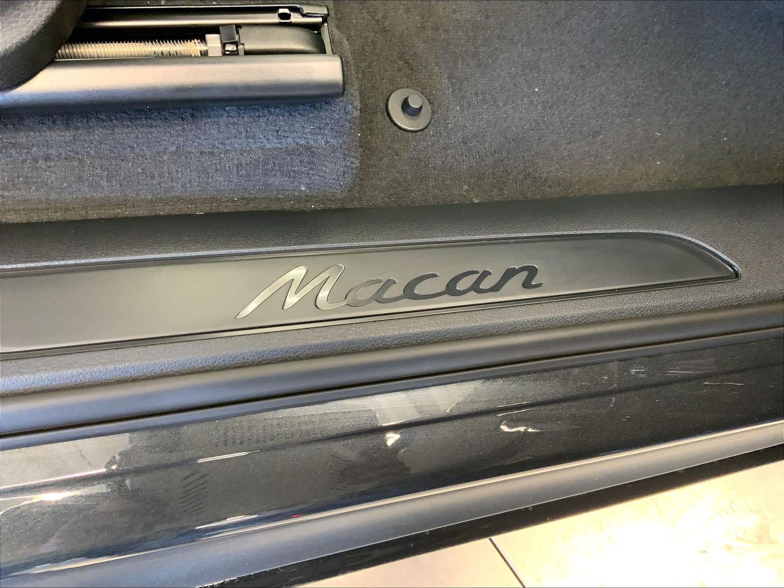 Certified 2026 Porsche Macan AWD/4WD image 19