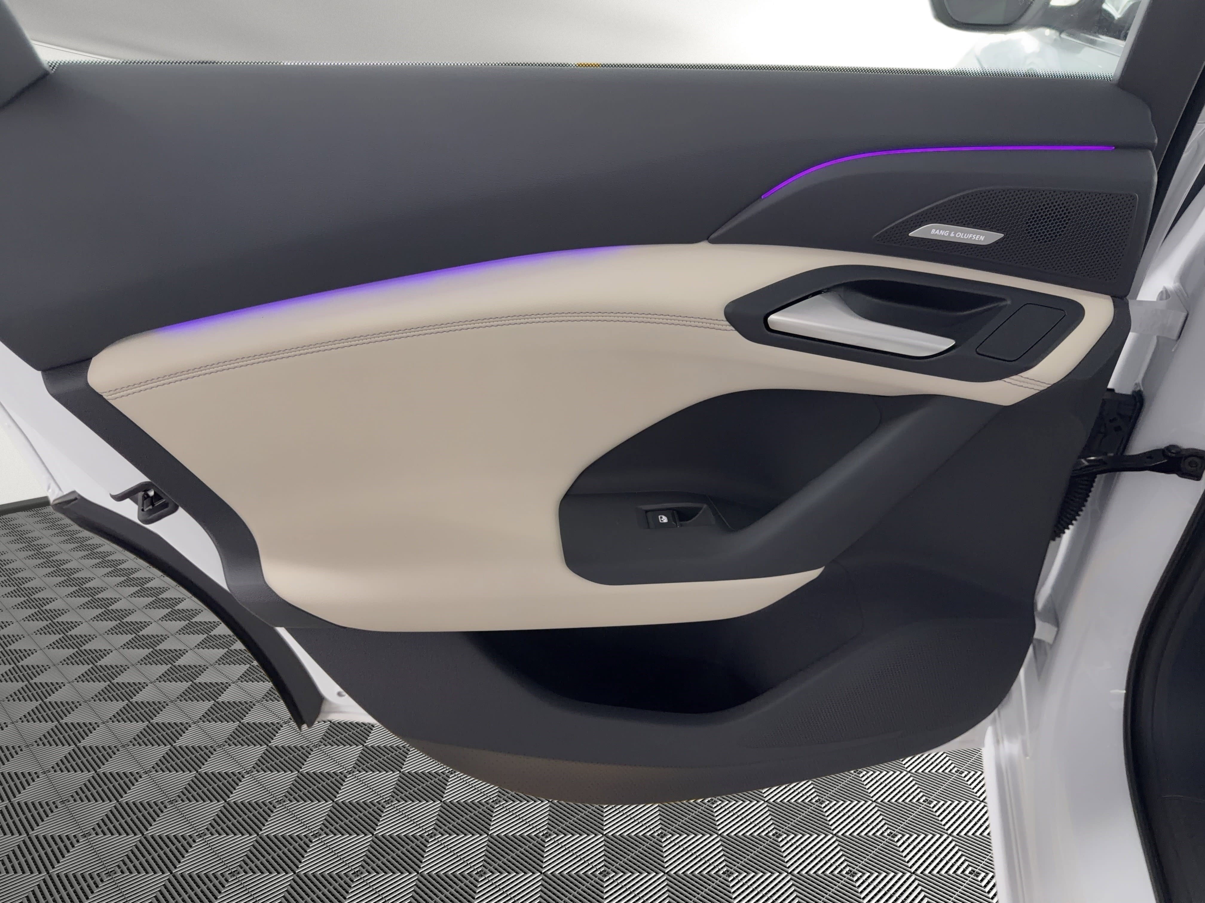 Used 2025 Audi A6 e-tron Premium Plus w/ Premium Plus image 17