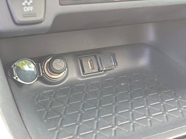 Used 2020 Toyota RAV4 XLE w/ Convenience Package FWD image 27
