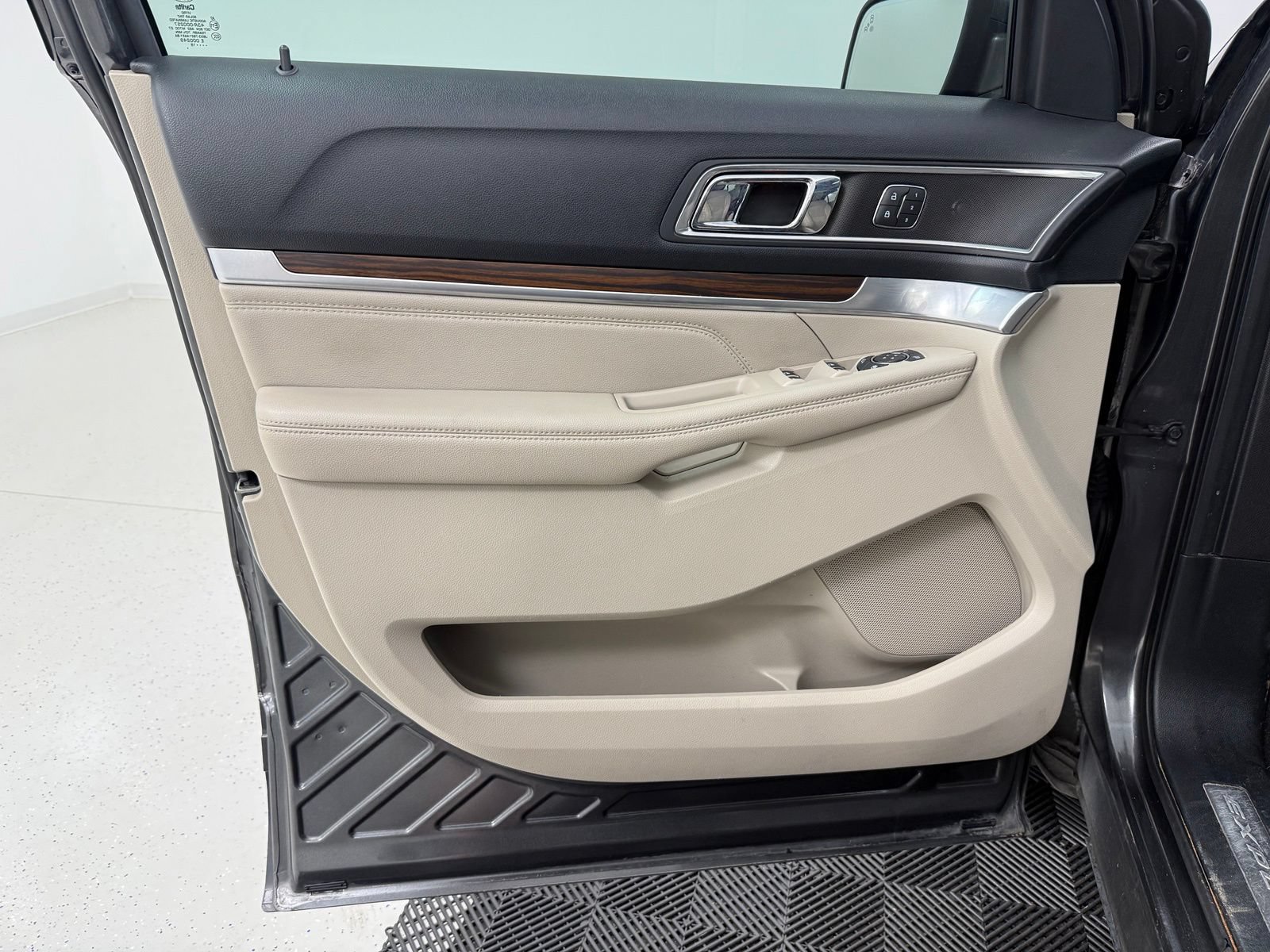 Used 2018 Ford Explorer Limited w/ Equipment Group 301A AWD/4WD image 12