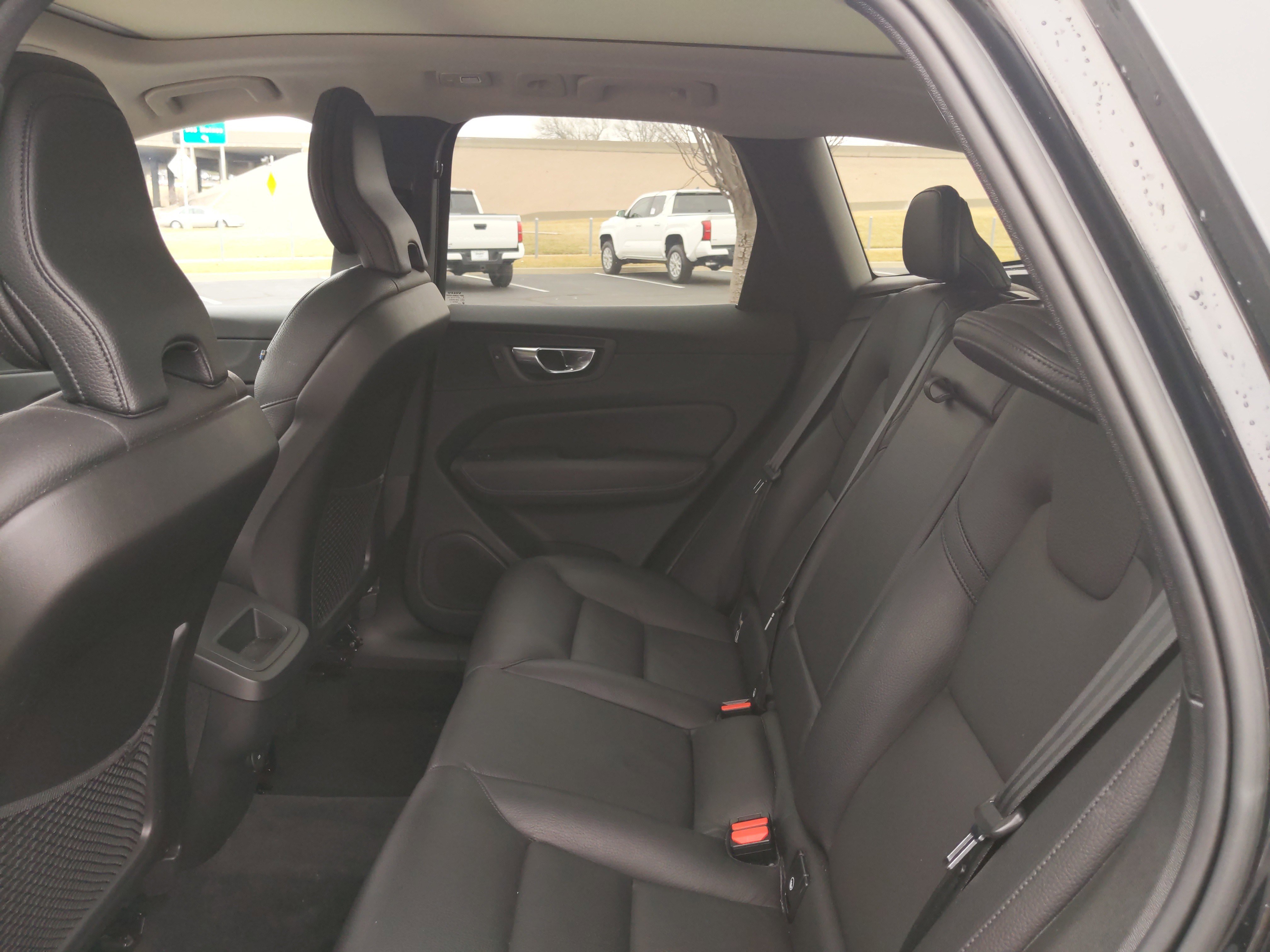 Used 2022 Volvo XC60 B5 Momentum w/ Protection Package Premier image 23