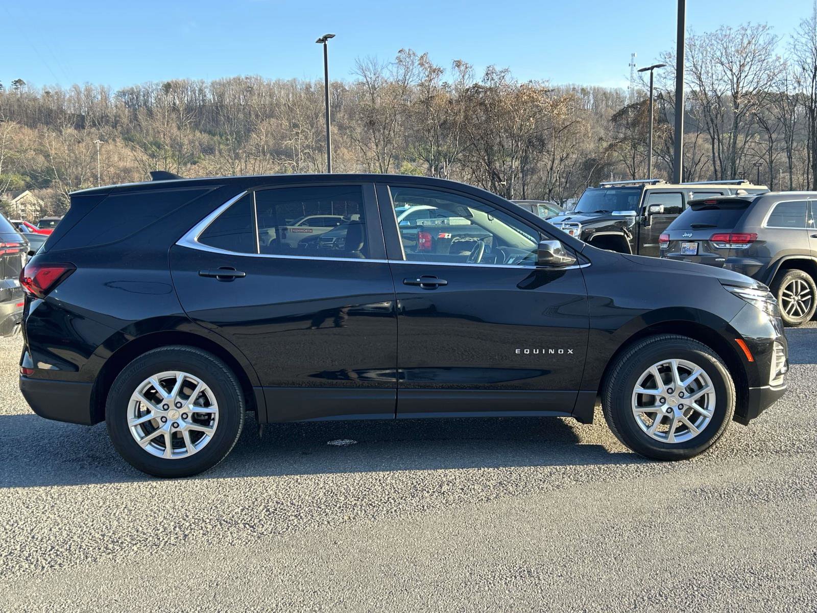 Used 2024 Chevrolet Equinox LT image 2