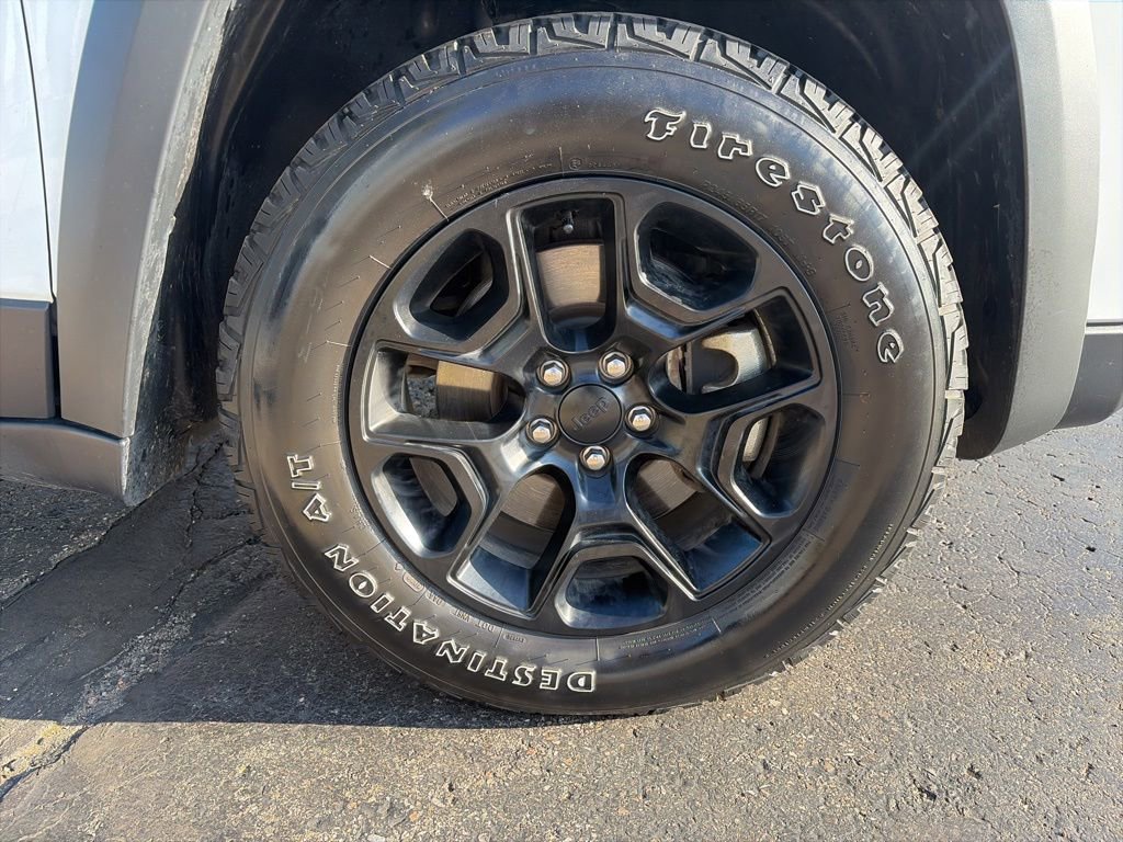 Used 2022 Jeep Cherokee Latitude AWD/4WD image 6