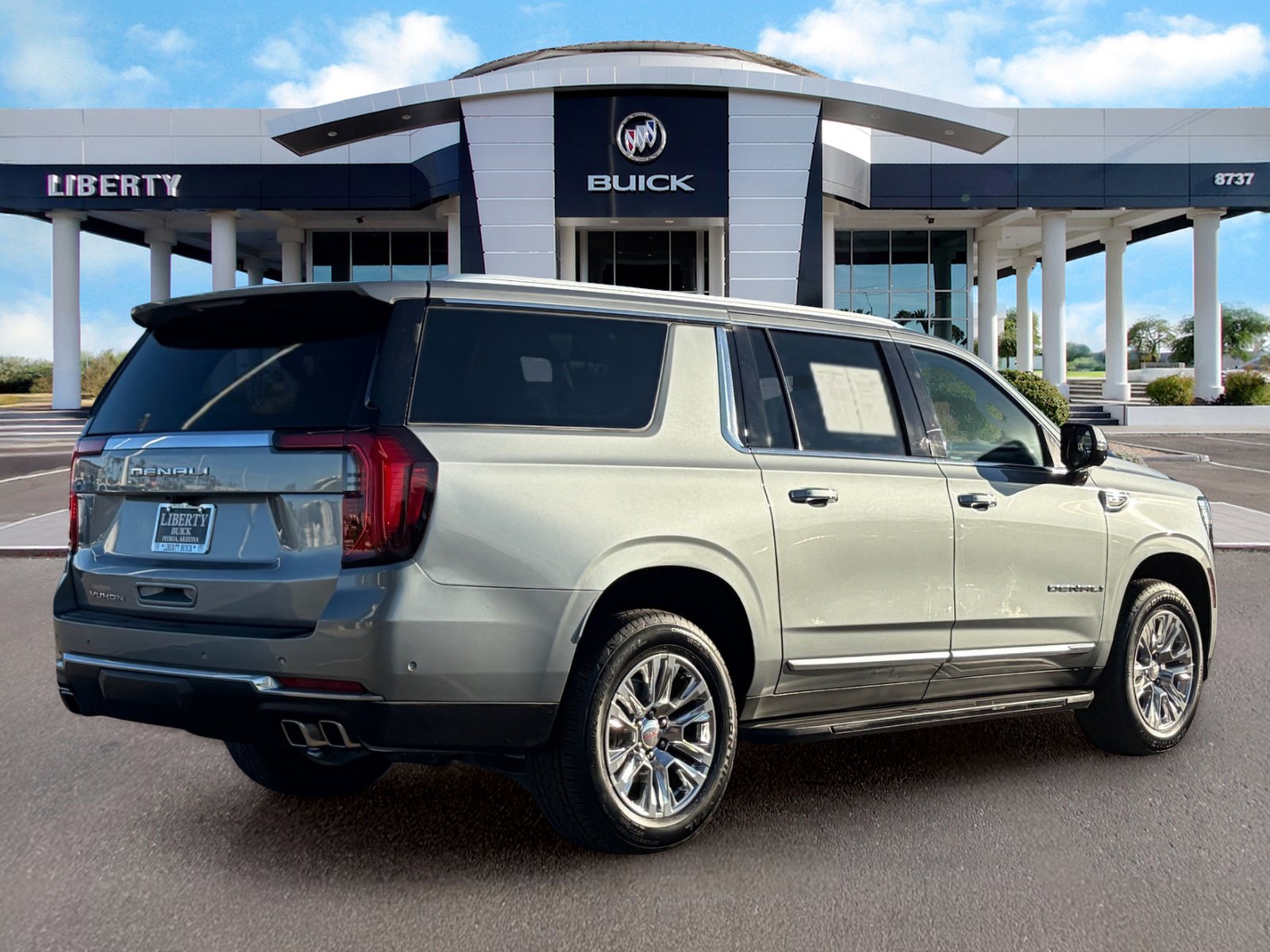 Used 2025 GMC Yukon XL Denali AWD/4WD image 3