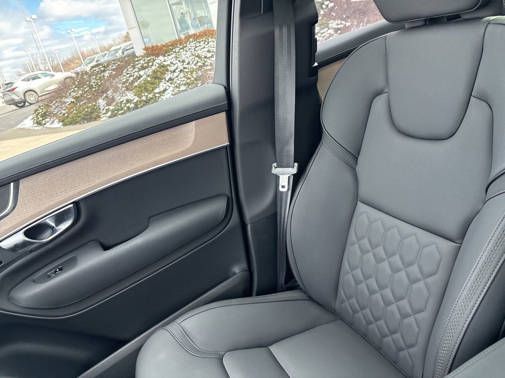 Certified 2025 Volvo XC90 B5 Plus image 33