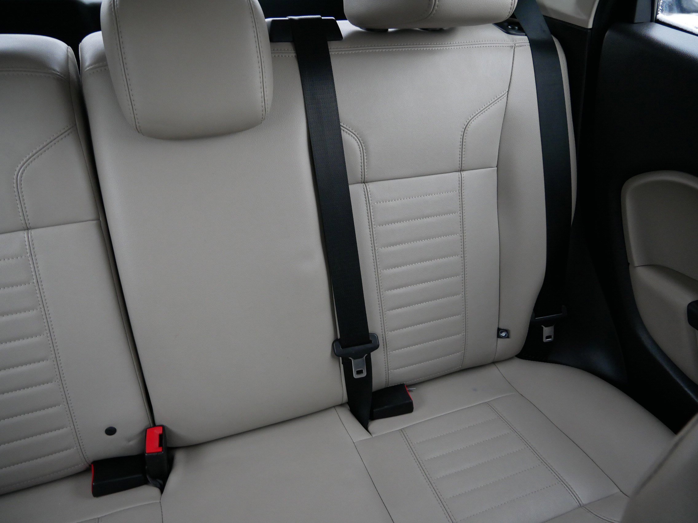 Used 2014 Ford Fiesta Titanium image 14