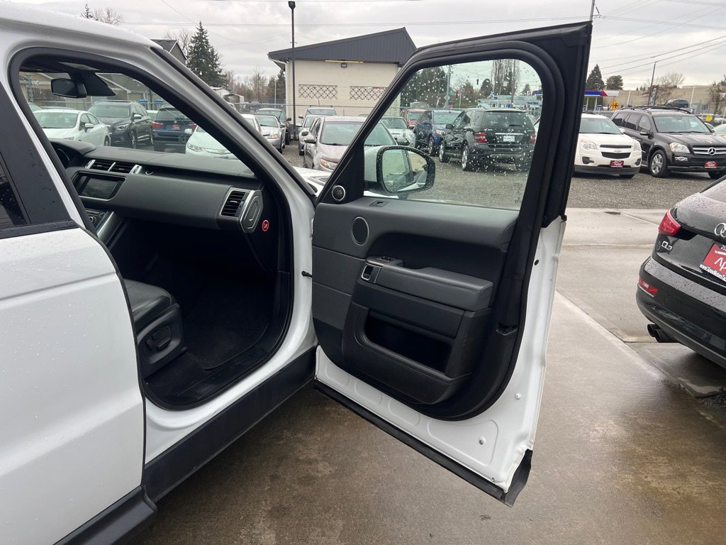 Used 2015 Land Rover Range Rover Sport SE image 17