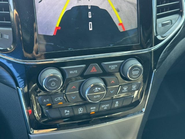 Used 2019 Jeep Grand Cherokee Laredo w/ Laredo X Package RWD image 17