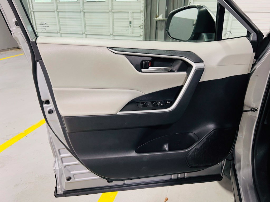 Used 2021 Toyota RAV4 XLE w/ Convenience Package FWD image 21