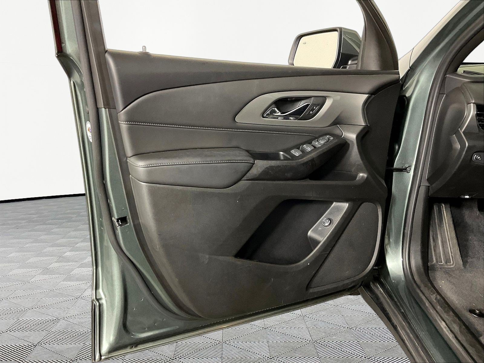 Used 2023 Chevrolet Traverse LT FWD image 20