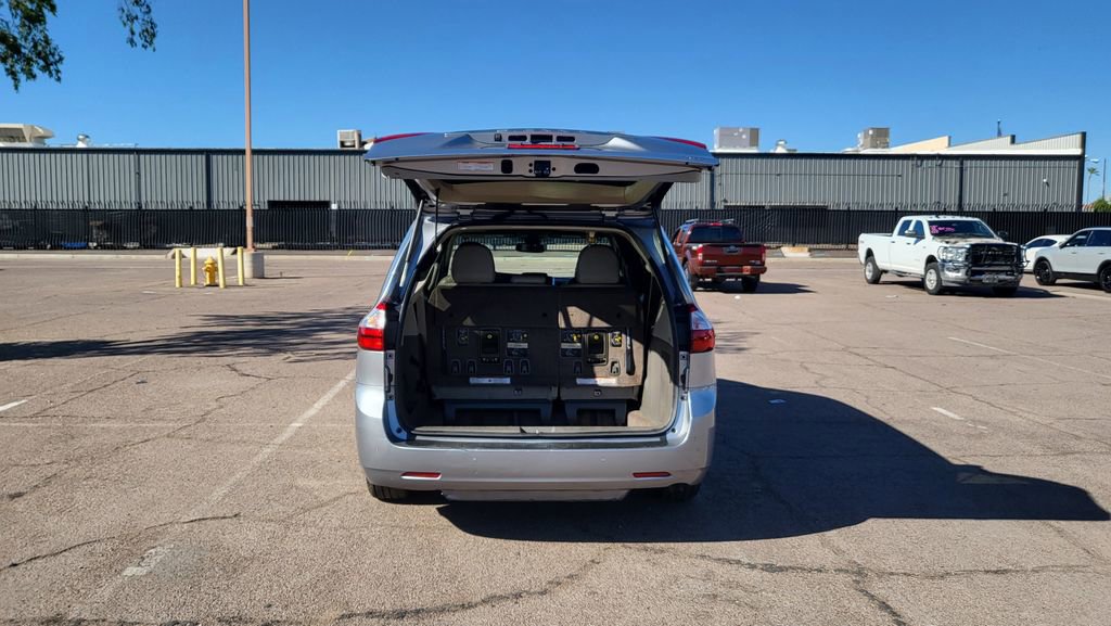 Used 2018 Toyota Sienna XLE w/ XLE Navigation Package image 11