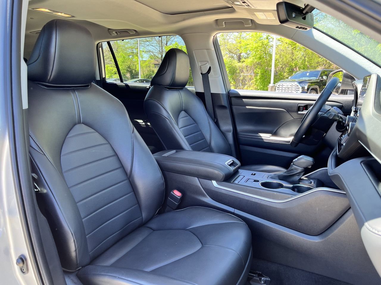 Used 2022 Toyota Highlander XLE image 24