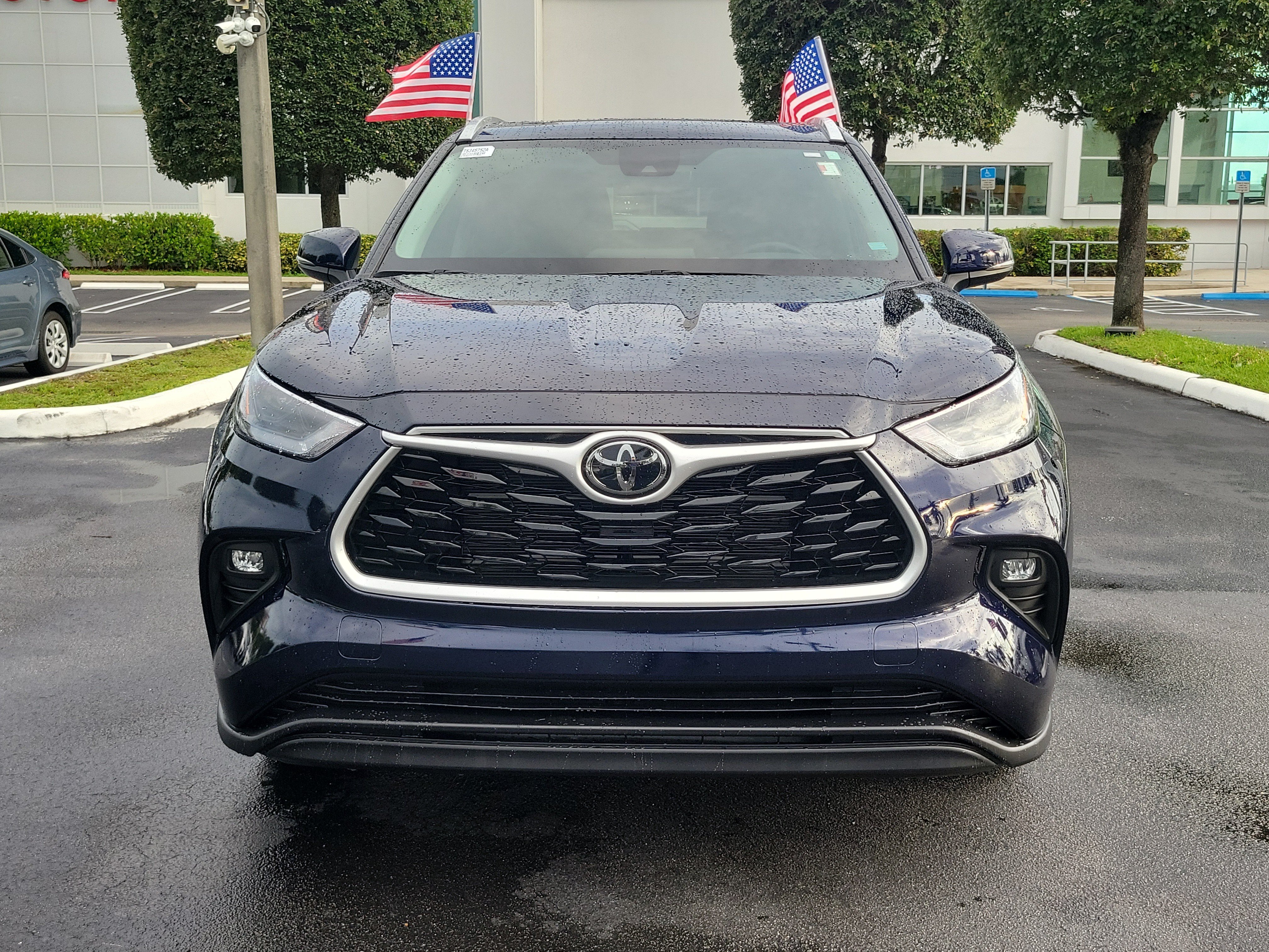Used 2026 Toyota Highlander XLE AWD/4WD image 4