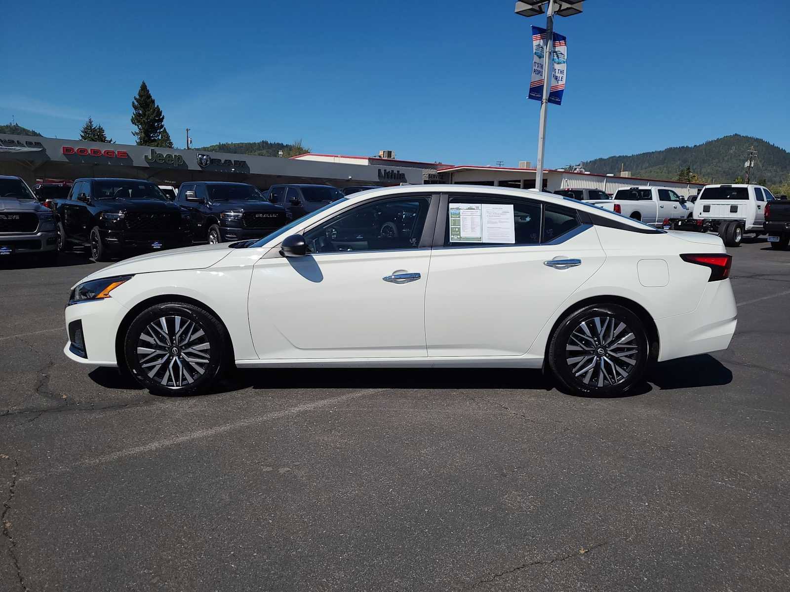 Used 2025 Nissan Altima 2.5 SV FWD image 11