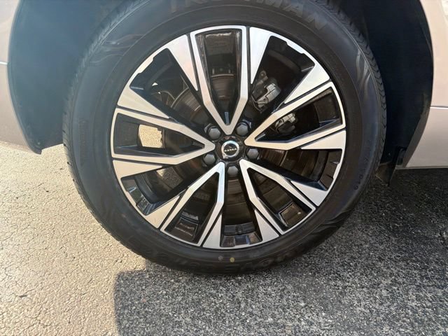 Used 2025 Volvo XC60 B5 Plus AWD/4WD image 42