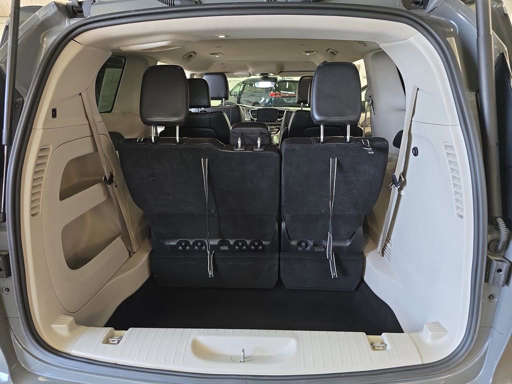 Certified 2023 Chrysler Pacifica Touring-L FWD image 13