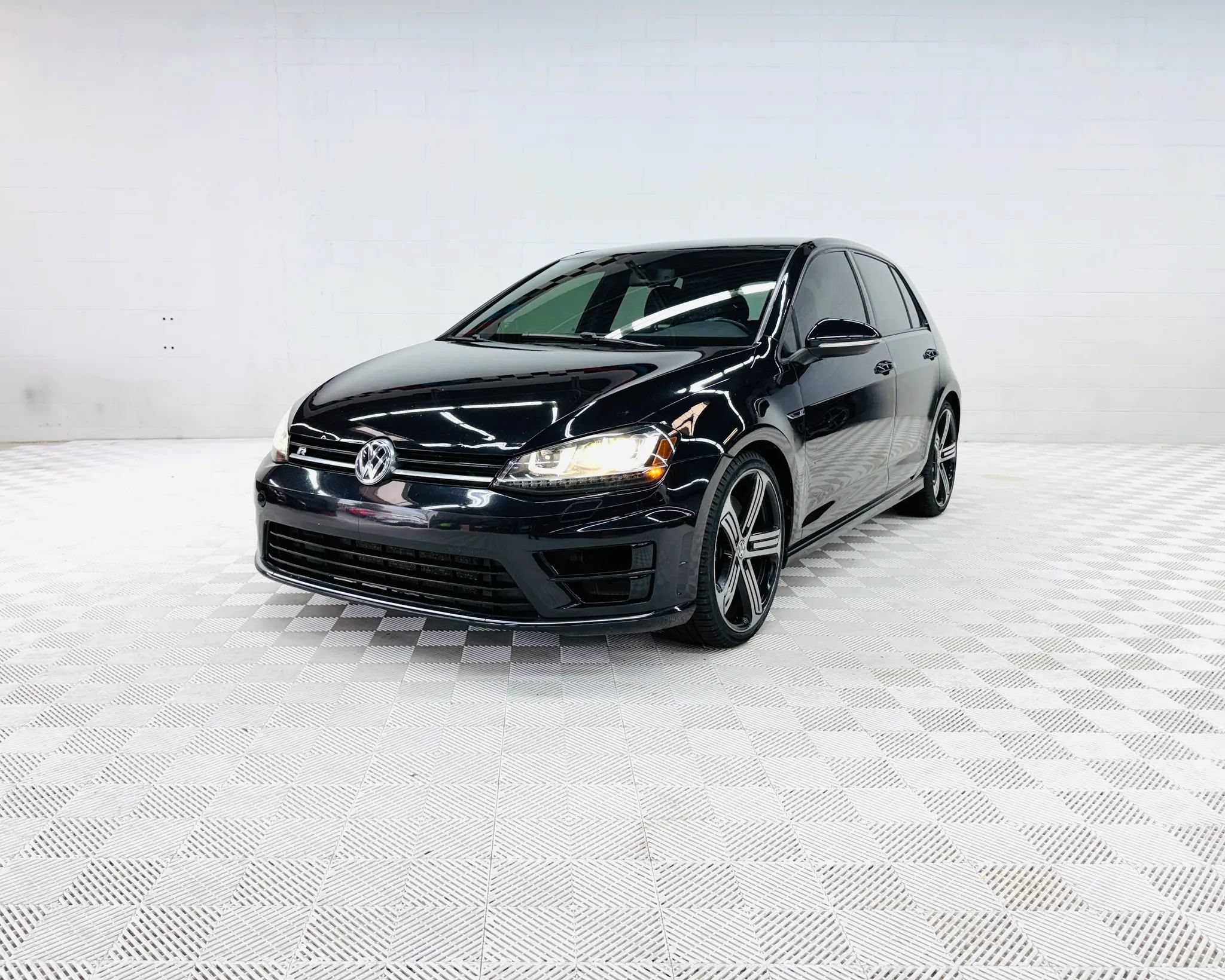 Used 2016 Volkswagen Golf R 4-Door AWD/4WD image 26