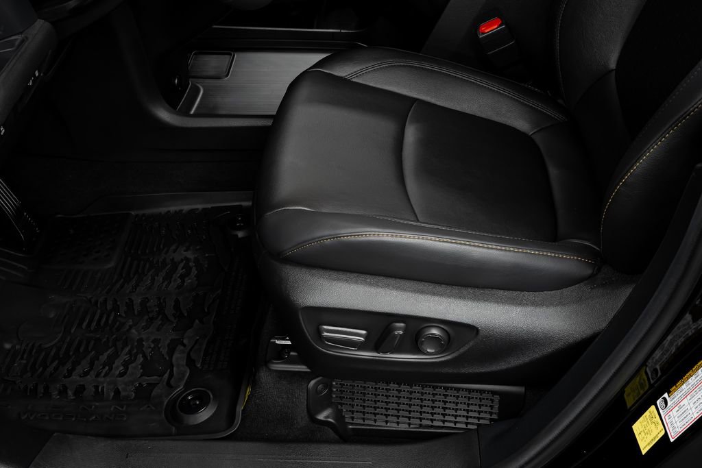 Used 2025 Toyota Sienna XLE Woodland Edition image 38