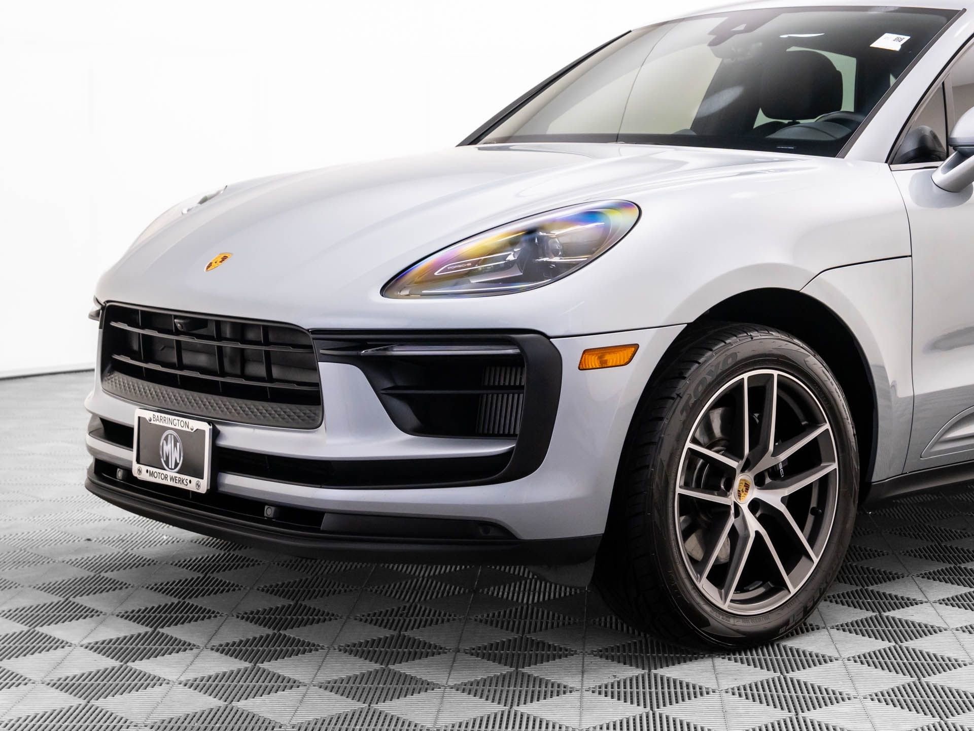 Used 2022 Porsche Macan S w/ Premium Package image 31