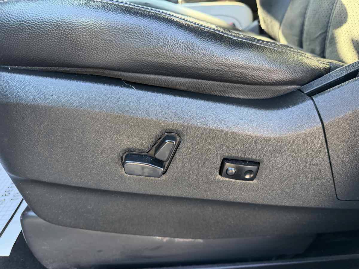 Used 2019 Dodge Grand Caravan SXT FWD image 12