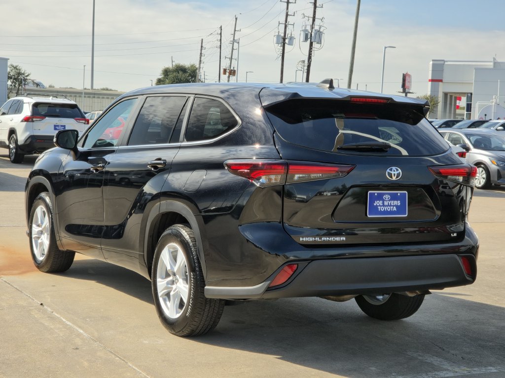 Used 2021 Nissan Kicks SR w/ Exterior Package FWD image 7