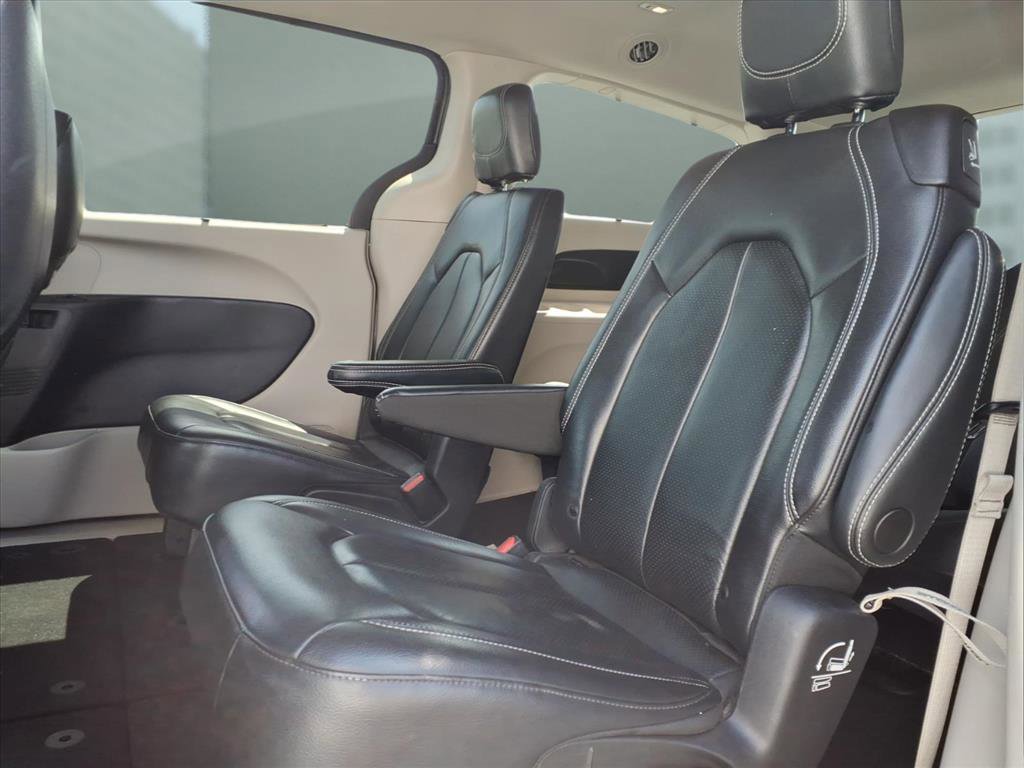 Used 2022 Chrysler Pacifica Touring-L FWD image 13