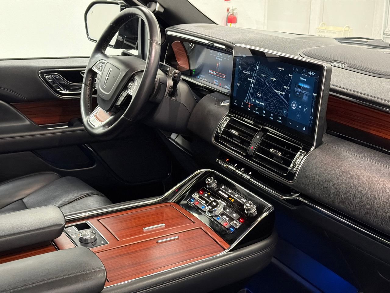 Used 2024 Lincoln Navigator Reserve w/ Monochromatic Package image 12