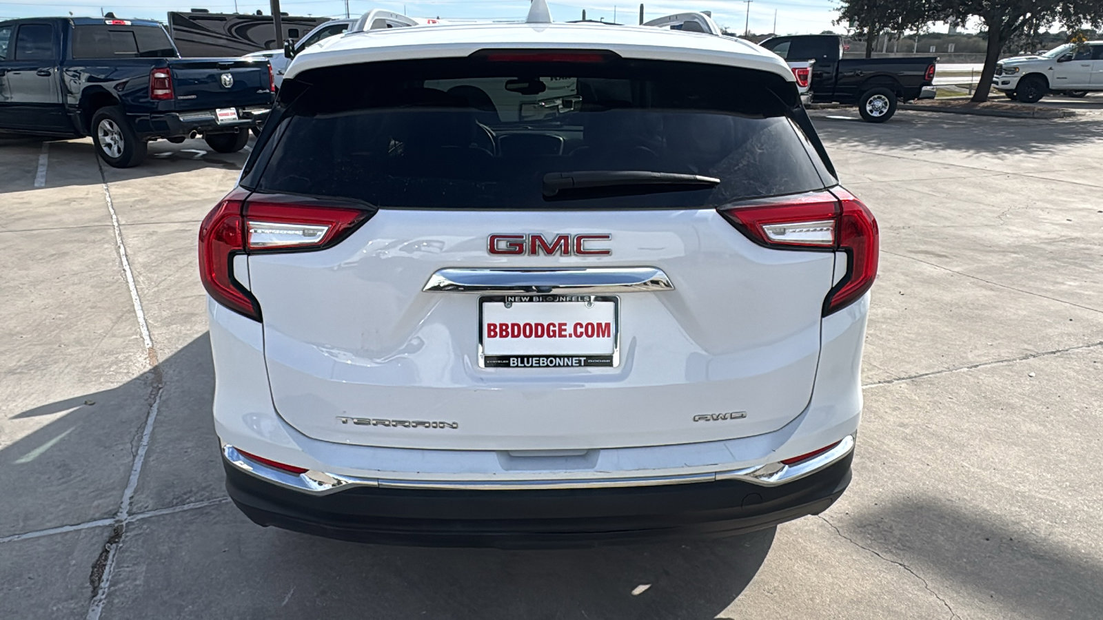 Used 2024 GMC Terrain SLT image 6