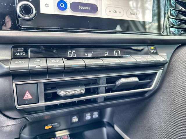 Used 2025 Toyota Camry LE image 27