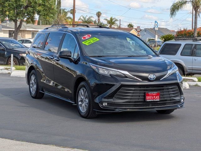 Used 2025 Toyota Sienna XLE FWD image 3
