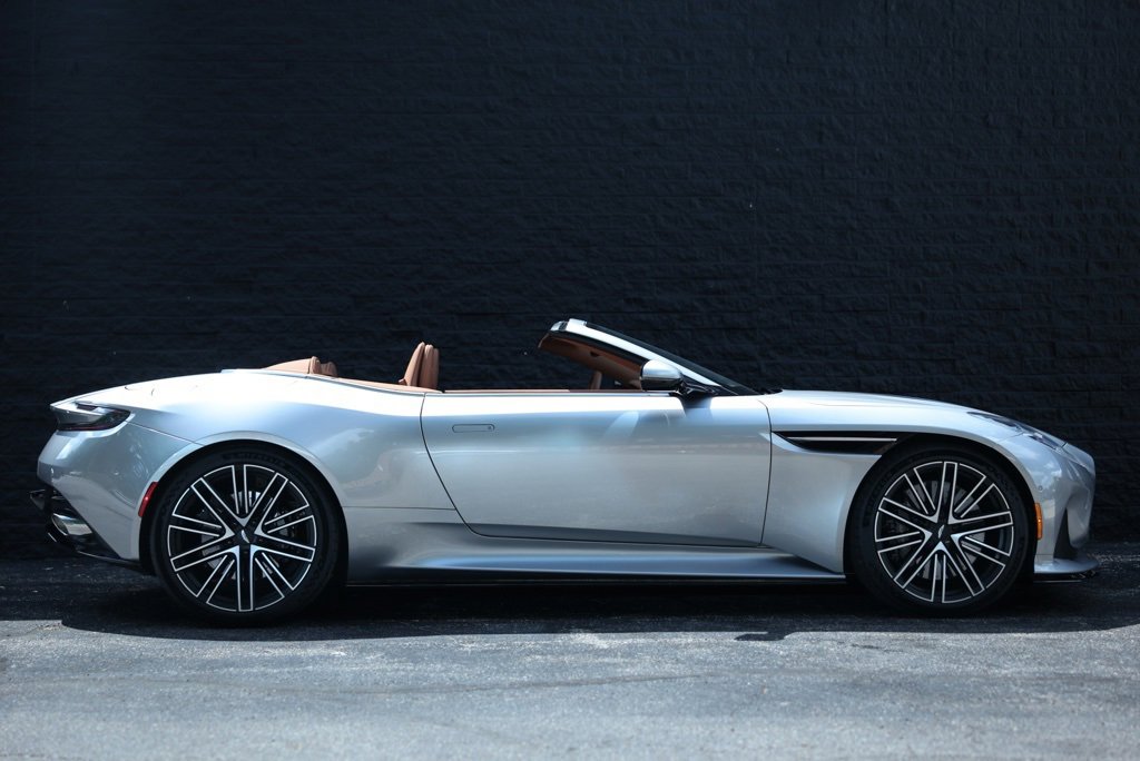Used 2024 Aston Martin DB12 Convertible image 15