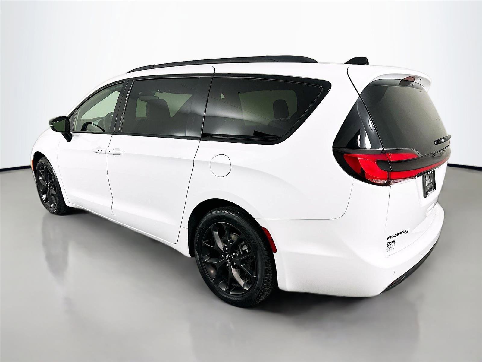 Used 2025 Chrysler Pacifica Limited image 5