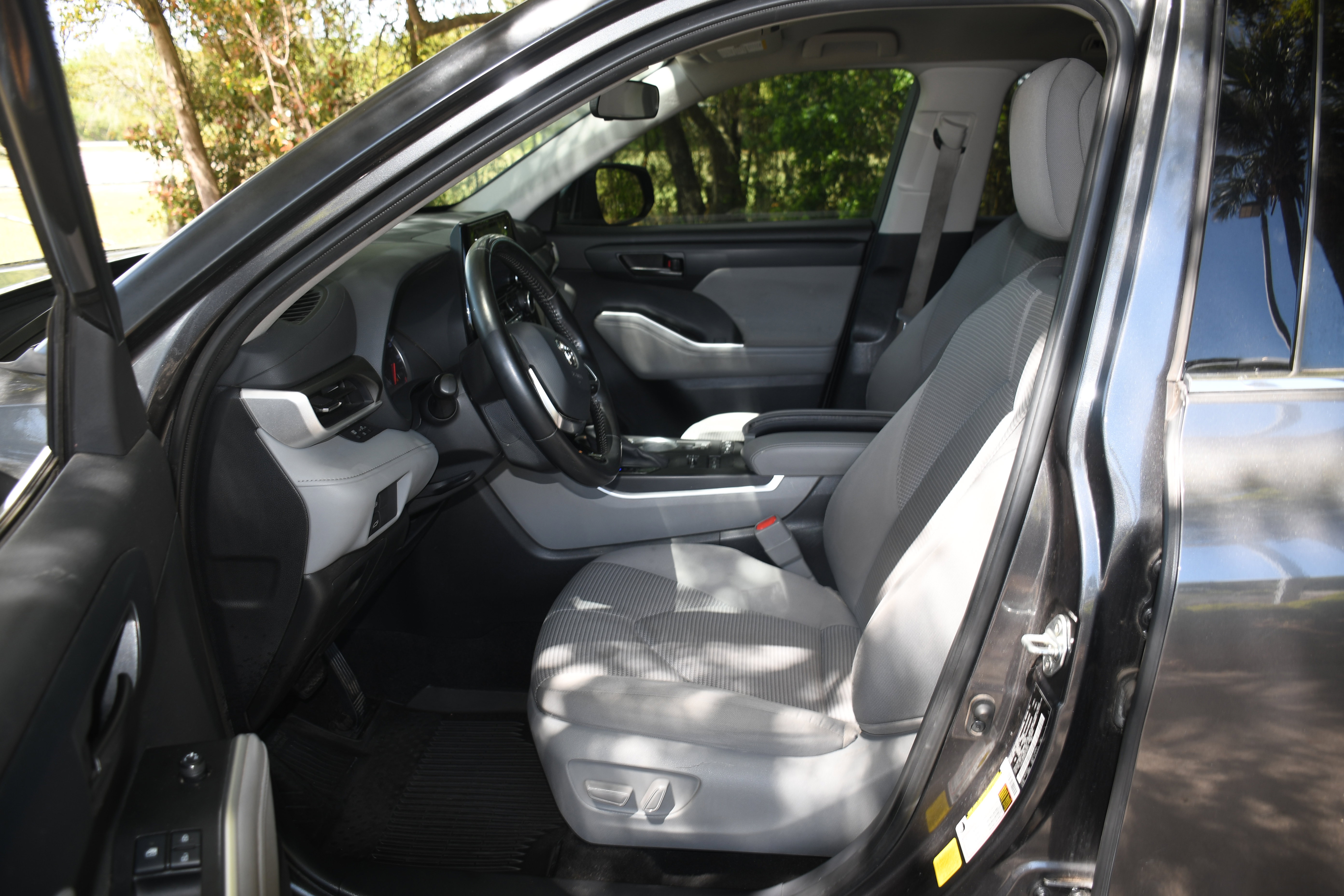 Used 2021 Toyota Highlander LE AWD/4WD image 7