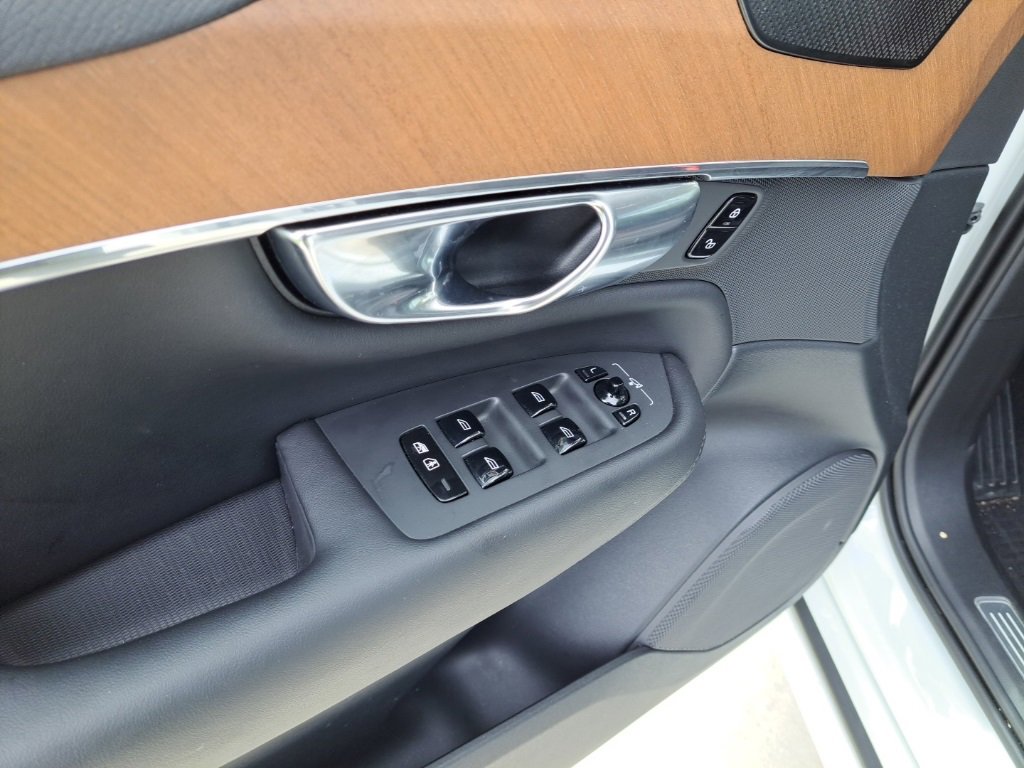 Used 2025 Volvo XC90 B5 Plus w/ Protection Package Premier image 16