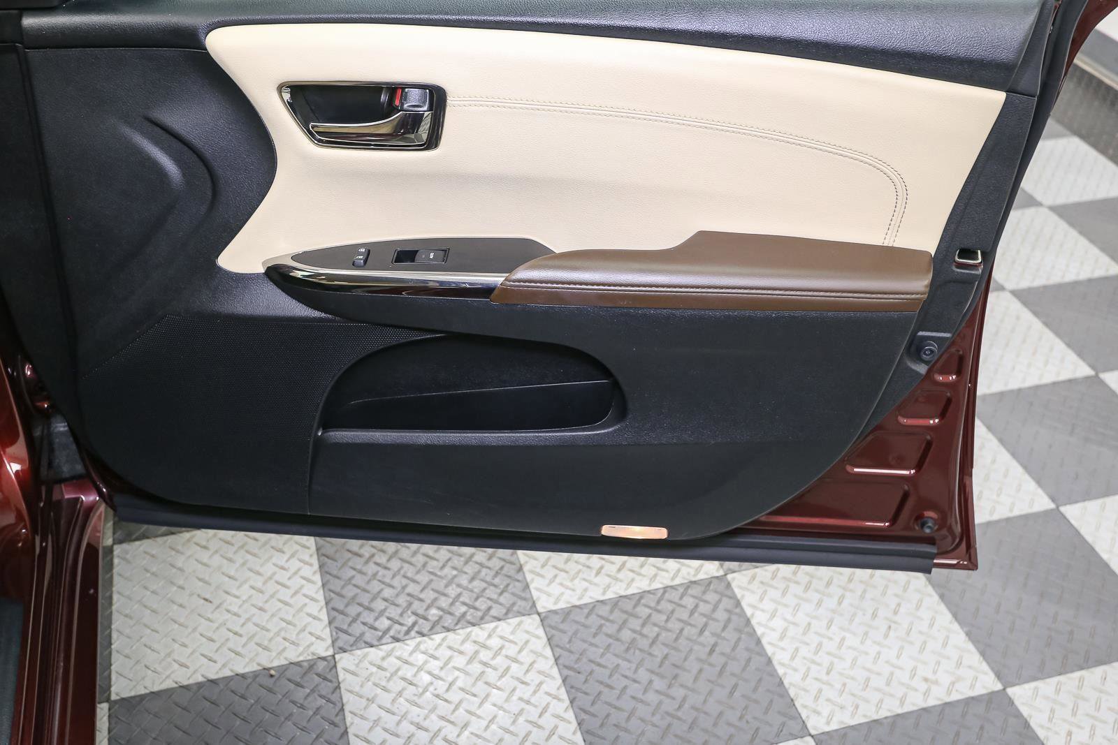 Used 2017 Toyota Avalon XLE w/ Carpet Mat Package image 21