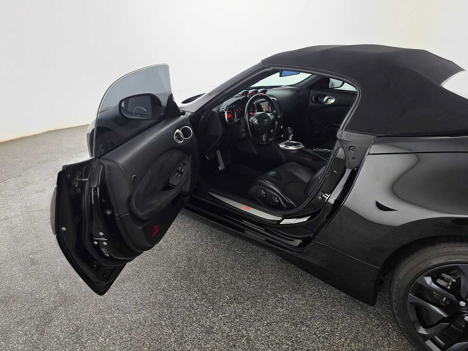 Used 2018 Nissan 370Z Touring RWD image 15