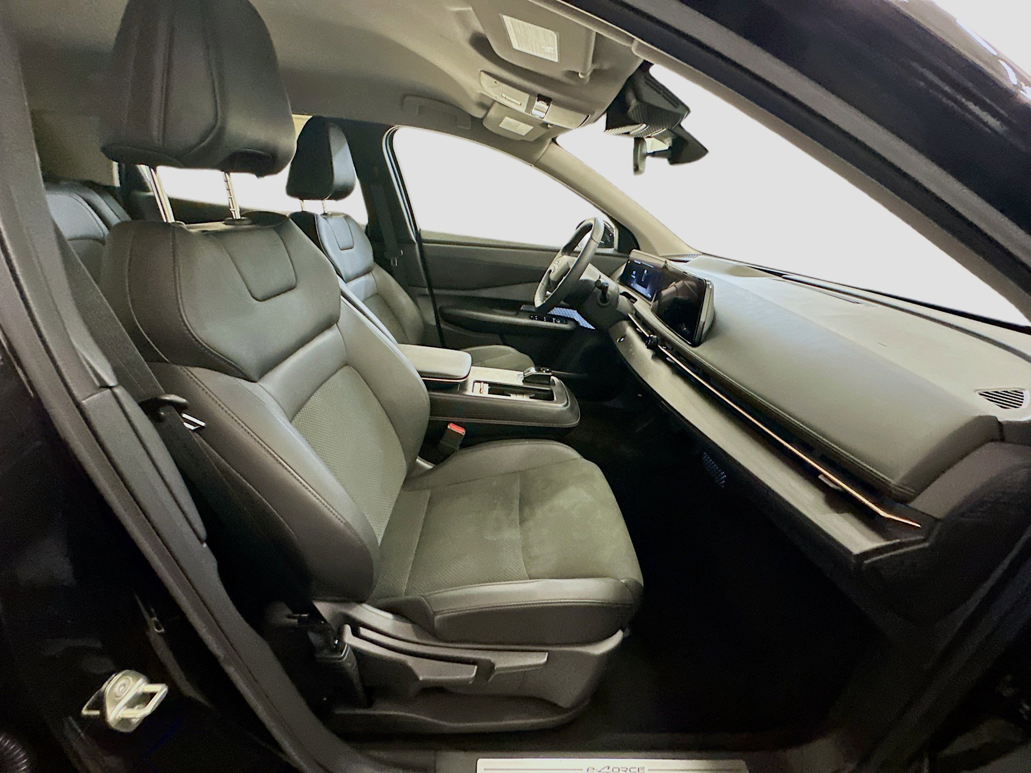 Used 2024 Nissan Ariya AWD image 32