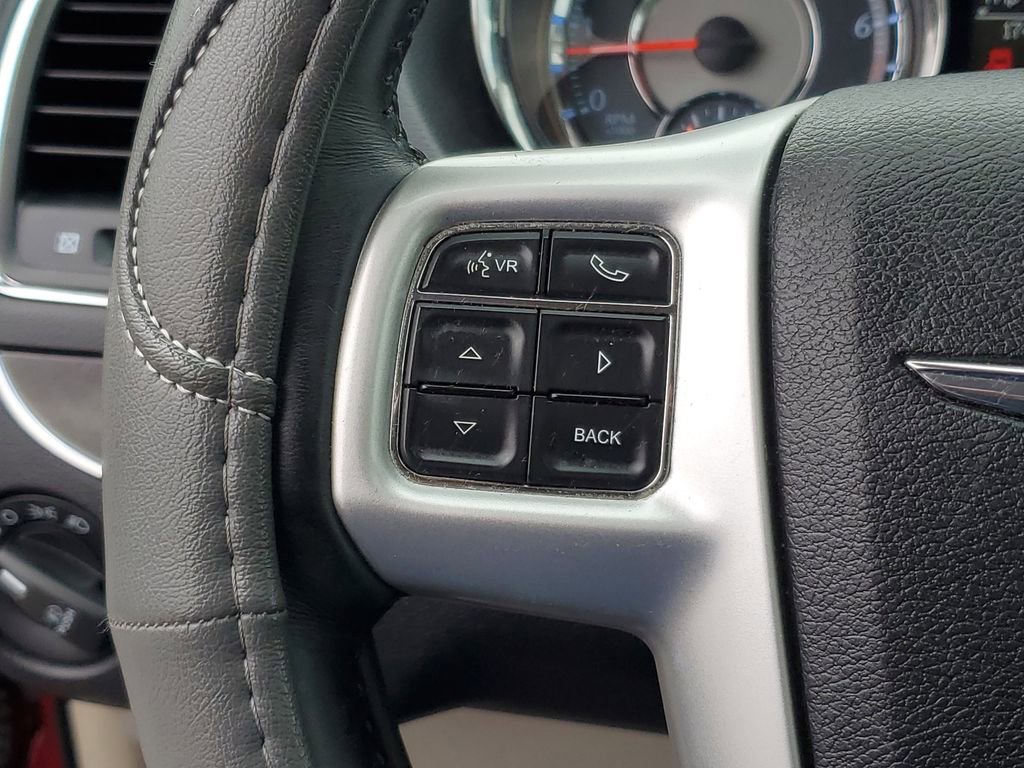 Used 2016 Chrysler Town & Country Touring-L image 12