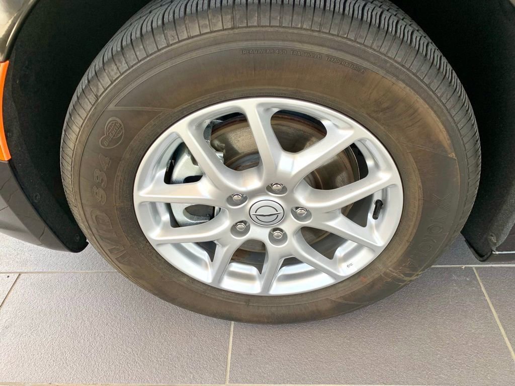 Used 2025 Chrysler Pacifica Select image 9