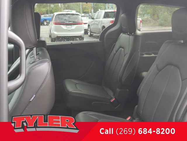 New 2026 Chrysler Pacifica Select AWD/4WD image 39